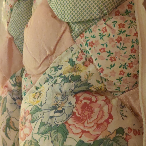 Vintage Puff Quilt - Cream , Peach and Green - Picture 2 of 6